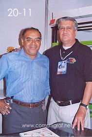 Foto 20-11 - Waldo Rivas y Don Tomás Hernández Padilla en la Expo Artes Gráficas León 2003 en el Poliforum de la ciudad de León, Gto. México.