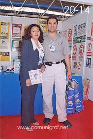 Foto 20-14 - En el stand de la revista Comunigraf, Verónica Gómez Gallegos y Manuel Aranda Rodríguez en la Expo Artes Gráficas León 2003 en el Poliforum de la ciudad de León, Gto. México.