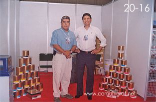 Foto 20-16 - En el stand de Inteck: Juan Antonio González Acevedo y Ernesto Leyes Revilla en la Expo Artes Gráficas León 2003 en el Poliforum de la ciudad de León, Gto. México.