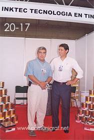 Foto 20-17 - Juan Antonio González Acevedo y Ernesto Leyes Revilla en el stand de Inteck en la Expo Artes Gráficas León 2003 en el Poliforum de la ciudad de León, Gto. México.