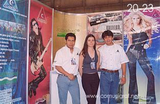 Foto 20-23 - En el stand de Clademex: Víctor Cruz, Adriana Alcalá y Gilberto Chávez en la Expo Artes Gráficas León 2003 en el Poliforum de la ciudad de León, Gto. México.