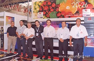 Foto 20-26 - En el stand de Tech INK: Carlos Rangel, Eduardo Galavis, Juan Silva, Rafael Canseco, Sergio López, Martín Vera y Juan Calderón en la Expo Artes Gráficas León 2003 en el Poliforum de la ciudad de León, Gto. México.