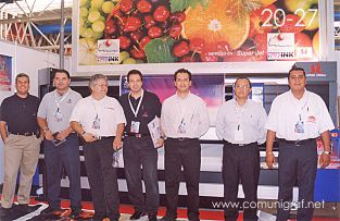 Foto 20-27 - Carlos Rangel, Eduardo Galavis, Juan Silva, Rafael Canseco, Sergio López, Martín Vera y Juan Calderón en el stand de Tech INK en la Expo Artes Gráficas León 2003 en el Poliforum de la ciudad de León, Gto. México.