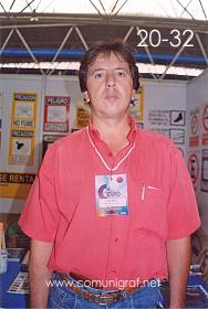 Foto 20-32 - Alejandro en el Stand de la Revista Comunigraf en la Expo Artes Gráficas León 2003 en el Poliforum de la ciudad de León, Gto. México.