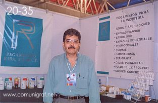 Foto 20-35 - Ing. Jorge Vargas Lugo de Pegamentos Rida en la Expo Artes Gráficas León 2003 en el Poliforum de la ciudad de León, Gto. México.