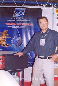 Foto 20-36 - En el stand de Lamcel Distribuidor Gráfico, Sergio Ricardo López Arce en la Expo Artes Gráficas León 2003 en el Poliforum de la ciudad de León, Gto. México.