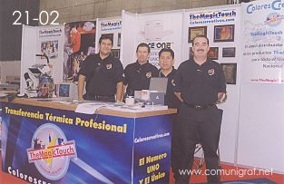 Foto 21-02 - En el stand de Colores Creativos: Luis Fernando Pérez, Ricardo Reyes, Ignacio Delgadillo y Juan Vergara en la Expo Artes Gráficas León 2003 en el Poliforum de la ciudad de León, Gto. México.