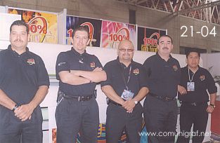 Foto 21-04 - En la foto del recuerdo: César Delgadillo, Ricardo Reyes, José Barba, Juan Vergara y Ignacio Delgadillo en el stand de 100% Vinil en la Expo Artes Gráficas León 2003 en el Poliforum de la ciudad de León, Gto. México.