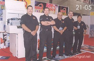 Foto 21-05 - En el stand de 100% Vinil: César Delgadillo, Ricardo Reyes, José Barba, Juan Vergara y Ignacio Delgadillo en la Expo Artes Gráficas León 2003 en el Poliforum de la ciudad de León, Gto. México.