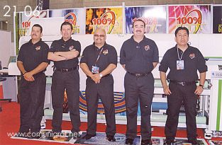 Foto 21-06 - César Delgadillo, Ricardo Reyes, José Barba, Juan Vergara y Ignacio Delgadillo de 100% Vinil en la Expo Artes Gráficas León 2003 en el Poliforum de la ciudad de León, Gto. México.