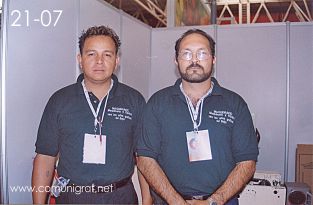 Foto 21-07 - Joaquín Álvarez G. y persona no identificada en el stand de Maquigrafic en la Expo Artes Gráficas León 2003 en el Poliforum de la ciudad de León, Gto. México.