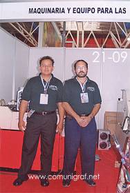 Foto 21-09 - Joaquín Álvarez G. y persona no identificada en el stand de Maquigrafic en la Expo Artes Gráficas León 2003 en el Poliforum de la ciudad de León, Gto. México.