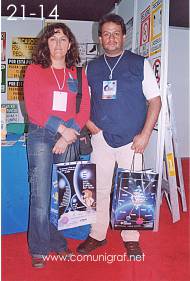 Foto 21-14 - En el stand de la Revista Comunigraf, Patricia Ortíz y Jesús Hernández en la Expo Artes Gráficas León 2003 en el Poliforum de la ciudad de León, Gto. México.