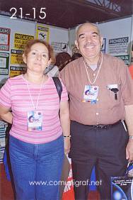 Foto 21-15 - En el stand de la Revista Comunigraf, Señora Rosa María Sánchez y Don Juan Manuel Gutiérrez en la Expo Artes Gráficas León 2003 en el Poliforum de la ciudad de León, Gto. México.