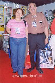 Foto 21-16 - Señora Rosa María Sánchez y Don Juan Manuel Gutiérrez en el Stand de la Revista Comunigraf en la Expo Artes Gráficas León 2003 en el Poliforum de la ciudad de León, Gto. México.