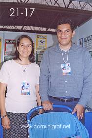 Foto 21-17 - En el stand de la Revista Comunigraf, Margarita Cid y Sebastián Cabrera en la Expo Artes Gráficas León 2003 en el Poliforum de la ciudad de León, Gto. México