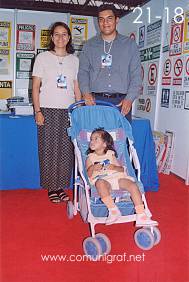 Foto 21-18 - Margarita Cid y Sebastián Cabrera con su bebita en la Expo Artes Gráficas León 2003 en el Poliforum de la ciudad de León, Gto. México.