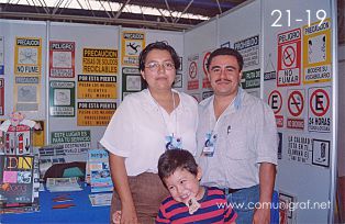 Foto 21-19 - Fabiola Luque V., Rafael Álvarez López y su niño de Impresionate de la Piedad, Mich. México en el stand de la Revista Comunigraf en la Expo Artes Gráficas León 2003 en el Poliforum de la ciudad de León, Gto. México.