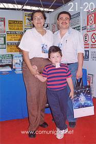 Foto 21-20 - Fabiola Luque V., Rafael Álvarez López y su niño en el stand de la Revista Comunigraf en la Expo Artes Gráficas León 2003 en el Poliforum de la ciudad de León, Gto. México.