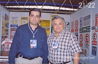 Foto 21-22 - Ing. Francisco J. López Rivera y Don Francisco J. López Espinoza de Multicolor Imprime de Aguascalientes, Ags. México en la Expo Artes Gráficas León 2003 en el Poliforum de la ciudad de León, Gto. México.