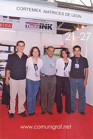 Foto 21-27 - Jafeth Rivas, Diana (alumna del ICAGG), Waldo Rivas, Chayo (alumna del ICAGG) y Aldo Rivas en la Expo Artes Gráficas León 2003 en el Poliforum de la ciudad de León, Gto. México.
