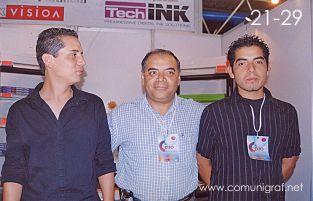 Foto 21-29 - Jafeth Rivas, Waldo Rivas y Aldo Rivas de Cortemex Matrices de León en la Expo Artes Gráficas León 2003 en el Poliforum de la ciudad de León, Gto. México.