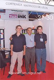 Foto 21-30 - Jafeth Rivas, Waldo Rivas y Aldo Rivas de Cortemex Matrices de León en la Expo Artes Gráficas León 2003 en el Poliforum de la ciudad de León, Gto. México.