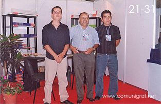 Foto 21-31 - En el stand de Cortemex Matrices de León: Jafeth Rivas, Waldo Rivas y Aldo Rivas en la Expo Artes Gráficas León 2003 en el Poliforum de la ciudad de León, Gto. México.