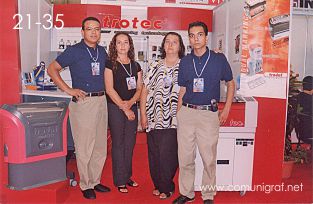 Foto 21-35 - En el stand de Gizmo: Joel Ríos, Matty Aceves, Josefina Ríos y Fernando Valadez en la Expo Artes Gráficas León 2003 en el Poliforum de la ciudad de León, Gto. México.