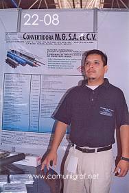 Foto 22-08 - En el stand de Convertidora M.G., el Ing. León Ricardo Cedeño Medina en la Expo Artes Gráficas León 2003 en el Poliforum de la ciudad de León, Gto. México.