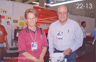 Foto 22-13 - Señora Lucía Guadalupe Vélez de Báez y Don Javier Báez Espinoza de Fotolito y Artes Gráficas de San Luis en la Expo Artes Gráficas León 2003 en el Poliforum de la ciudad de León, Gto. México.