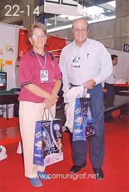 Foto 22-14 - Señora Lucía Guadalupe Vélez de Báez y Don Javier Báez Espinoza de Fotolito y Artes Gráficas de San Luis en la Expo Artes Gráficas León 2003 en el Poliforum de la ciudad de León, Gto. México.