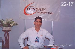 Foto 22-17 - Persona no identificada en el Stand de Fortoflex en la Expo Artes Gráficas León 2003 en el Poliforum de la ciudad de León, Gto. México.