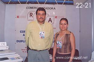 Foto 22-21 - Francisco Javier Domínguez R. y Miriam Ivette Grimaldo de Copiadoras Ricoh en la Expo Artes Gráficas León 2003 en el Poliforum de la ciudad de León, Gto. México.