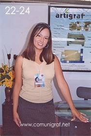 Foto 22-24 - Alejandra Torres Pérez de ventas de Artigraf en la Expo Artes Gráficas León 2003 en el Poliforum de la ciudad de León, Gto. México.