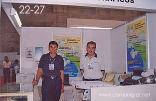 Foto 22-27 - En el stand de Monigráficos: Don Gilberto Gutiérrez Rizo y Luis Gómez Issac en la Expo Artes Gráficas León 2003 en el Poliforum de la ciudad de León, Gto. México.