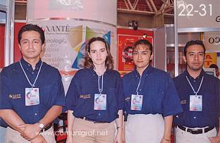 Foto 22-31 - En el stand del Grupo Photech & Grafick's: Emilio Martínez, Bibiana Miranda, Leticia Martínez y Horbert Medina en la Expo Artes Gráficas León 2003 en el Poliforum de la ciudad de León, Gto. México