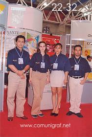 Foto 22-32 - Emilio Martínez, Bibiana Miranda, Leticia Martínez y Horbert Medina en el Stand del Grupo Photech & Grafick's en la Expo Artes Gráficas León 2003 en el Poliforum de la ciudad de León, Gto. México.