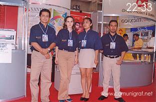 Foto 22-33 - Emilio Martínez, Bibiana Miranda, Leticia Martínez y Horbert Medina en el Stand del Grupo Photech & Grafick's en la Expo Artes Gráficas León 2003 en el Poliforum de la ciudad de León, Gto. México.