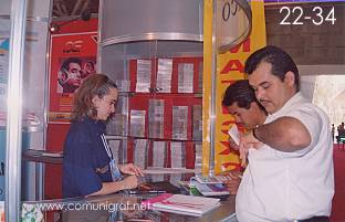 Foto 22-34 - Bibiana Miranda del Grupo Photech & Grafick's atendiendo a visitantes en su stand en la Expo Artes Gráficas León 2003 en el Poliforum de la ciudad de León, Gto. México.