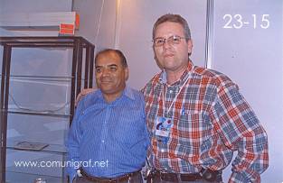 Foto 23-15 - Waldo Rivas Aguas y Emilio Abogaber Giacoman en el stand de Matrices de León en la Expo Artes Gráficas León 2003 en el Poliforum de la ciudad de León, Gto. México.