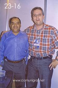 Foto 23-16 - Waldo Rivas y Emilio Abugaber en la Expo Artes Gráficas León 2003 en el Poliforum de la ciudad de León, Gto. México.