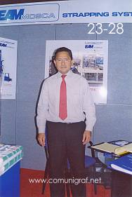 Foto 23-28 - Sr. José Díaz de la empresa Eam Mosca en la Expo Artes Gráficas León 2003 en el Poliforum de la ciudad de León, Gto. México