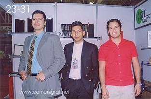 Foto 23-31 - En el stand de Sellados Hamel: Roberto Barranco, Damian Corona y Víctor García Díaz en el Stand del Grupo Photech & Grafick's en la Expo Artes Gráficas León 2003 en el Poliforum de la ciudad de León, Gto. México.