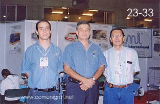 Foto 23-33 - En el stand de Marvi Internacional: Paulo Horta Videgaray, David Marroquín Flores y Ramón Romo Madrigal en la Expo Artes Gráficas León 2003 en el Poliforum de la ciudad de León, Gto. México.