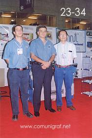 Foto 23-34 - En el stand de Marvi Internacional, Paulo Horta Videgaray, David Marroquín Flores y Ramón Romo Madrigal en la Expo Artes Gráficas León 2003 en el Poliforum de la ciudad de León, Gto. México.