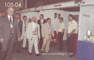 Foto 105-04 - Comandados por el Ing. Alfredo Virgen y José Antonio Chávez, Representantes de Instituciones Gráficas y del Gobierno de Nuevo León en el recorrido por los stands de la Expo Mexigrafika 2006 realizada del 25 al 27 de Mayo 2006 en el Centro de Exposiciones Cintermex de la ciudad de Monterrey, N.L. México.