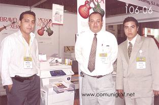 Foto 106-06 - En la Expo Mexigrafika 2006: Edgar Montoya, Víctor Martínez y Julio Solís de Copimex de Monterrey en el Centro de Exposiciones Cintermex de la ciudad de Monterrey, N.L. México.
