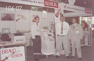Foto 106-07 - En el Stand de Copimex de Monterrey: Edgar Montoya, Víctor Martínez y Julio Solís en la Expo Mexigrafika 2006 realizada del 25 al 27 de Mayo 2006 en el Centro de Exposiciones Cintermex de la ciudad de Monterrey, N.L. México.