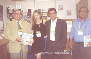 Foto 106-10 - (de izq a der) Manuel Escalante, Janeth Montoya, Eduardo Escalante Flores y Guillermo Romero en el stand de la empresa Grupo Litográfico Escafo en la Expo Mexigrafika 2006 realizada del 25 al 27 de Mayo 2006 en el Centro de Exposiciones Cintermex de la ciudad de Monterrey, N.L. México.